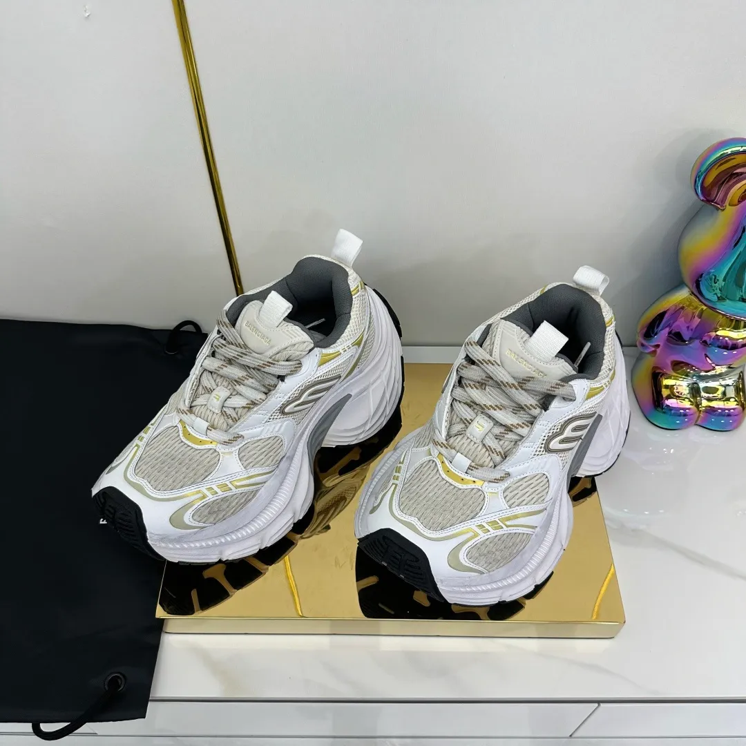 👟👟Ex-factory price 680👟👟 Balenciaga Balenciaga CARGO 6XL Sneakers Round-toe lace-up Low-cut lifestyle mesh lace-up Low-cut catwalk retro Balenciaga is always at the forefront of fashion. This model has huge size and eye-catching design. It is in line with the current "" trend. It uses an all-black color scheme to create a low-key yet gorgeous effect. The 6XL size makes it a conspicuous presence in the market. Suitable for people who pursue individuality. The products released this time once again reflect their innovation capabilities. They are made of microfiber and mesh. Its avant-garde design, exaggerated volume and reflective details give it a special silhouette. It is made of mesh material, which brings good foot feel, comfortable and breathable. The appearance still adopts the classic shape. The shoe body is fashionable and easy to wear. Item No.: 815859 W2MV2 1012 Size: 35-46